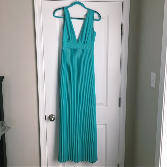 Lulus Dresses & Skirts - Lulu's Pleated Maxi Dress • Size Small